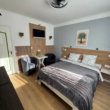 D'hotes فندق مبيت وإفطار كاستيلان
