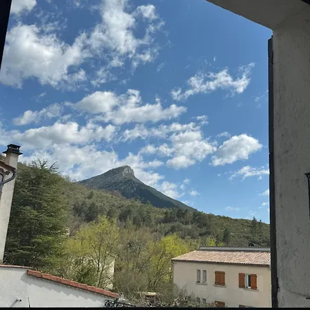 Alojamento de Acomodação e Pequeno-almoço D'hotes 4*
